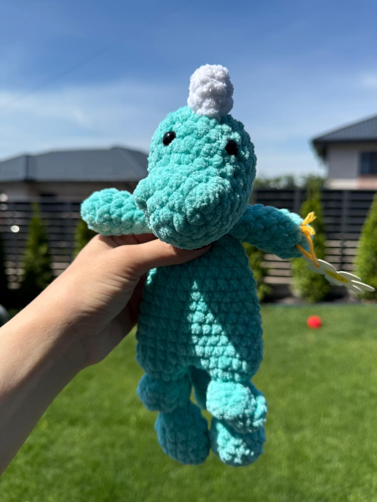 Dinozaur croșetat bleu şi alb